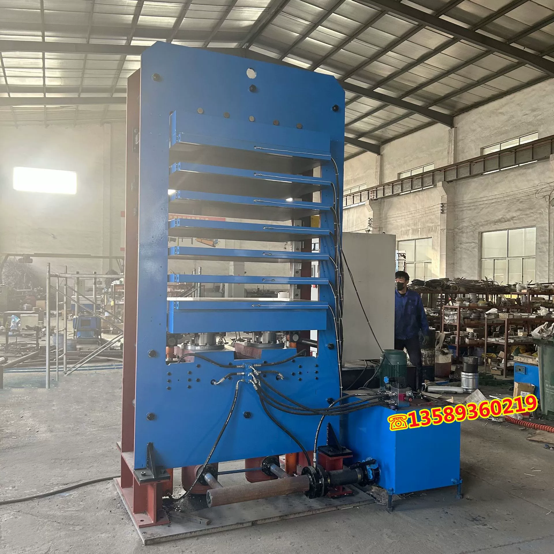 Шаньдунский завод в Циндао продает 100T каркасный автоматический резиновый плоский вулканизатор для полимерного сложного листа формовочная машина