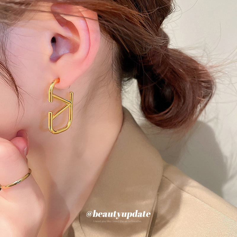 Aguja de plata carta pendientes geométricos de metal estilo frío ins pendientes de diseño personalizado pendientes de moda elegantes del todo-fósforo pendientes