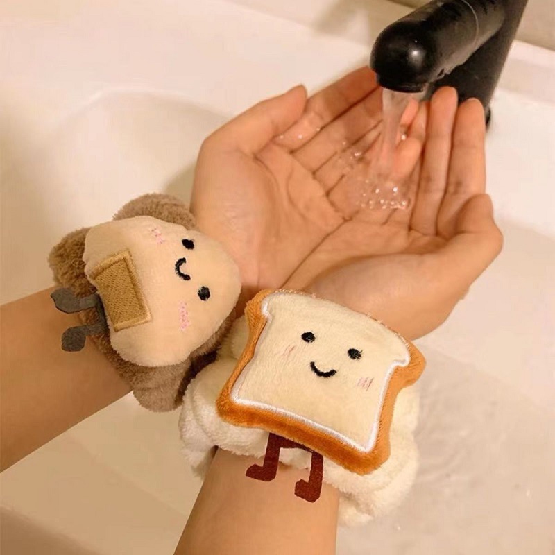 Pulseras de muñeca de pelúcia para lavar la cara niñas absorción de sudor maquillaje peludo muñeca impermeable manga pulseras de dibujos animados