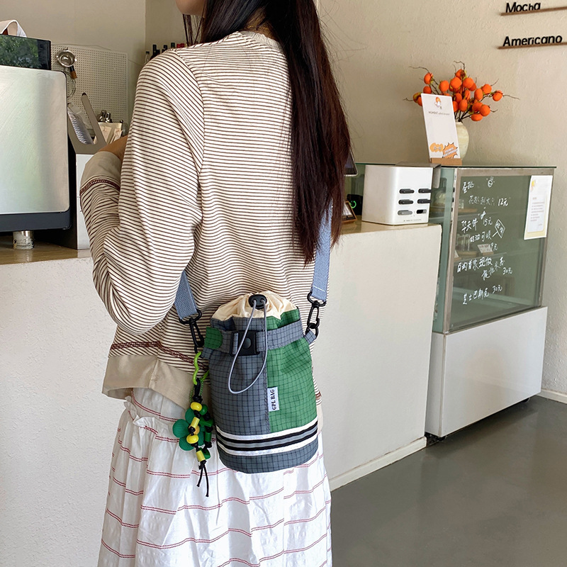 Túi đeo chéo siêu phổ biến mùa hè dành cho nữ, thể thao ngoài trời, túi đựng cốc nước kẻ sọc tương phản, túi đeo vai phản quang ban đêm nhỏ gọn và nhẹ