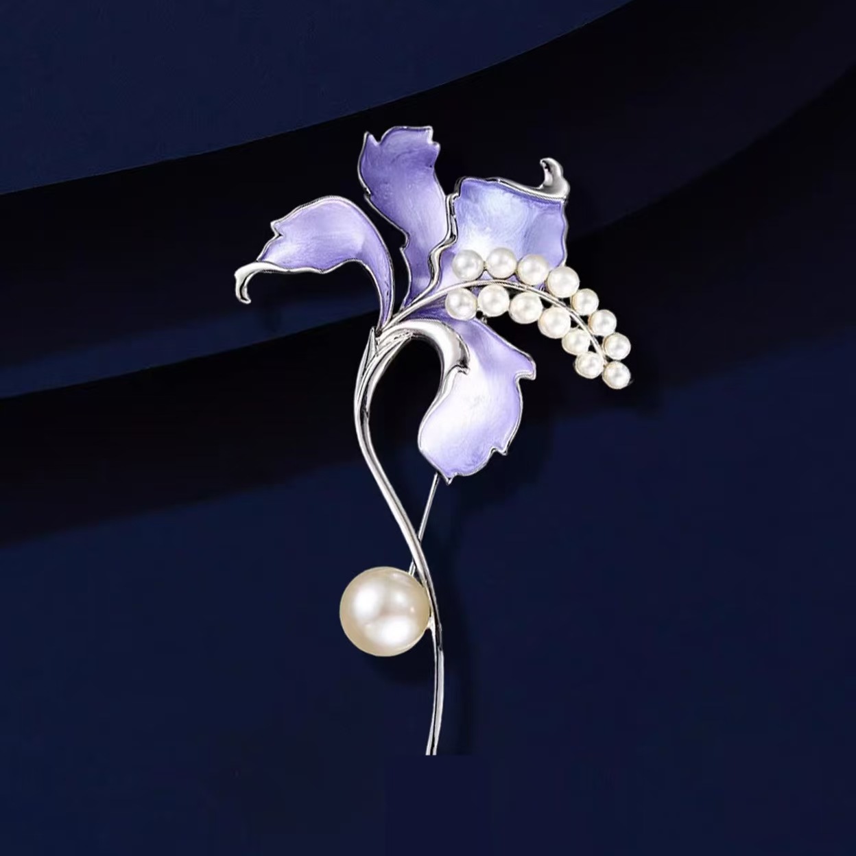 High-end, exquisite two-tone enamel lily brooch, a unique and eye-catching piece with pearl tassels, a delicate and elegant pin, a new style of corsage