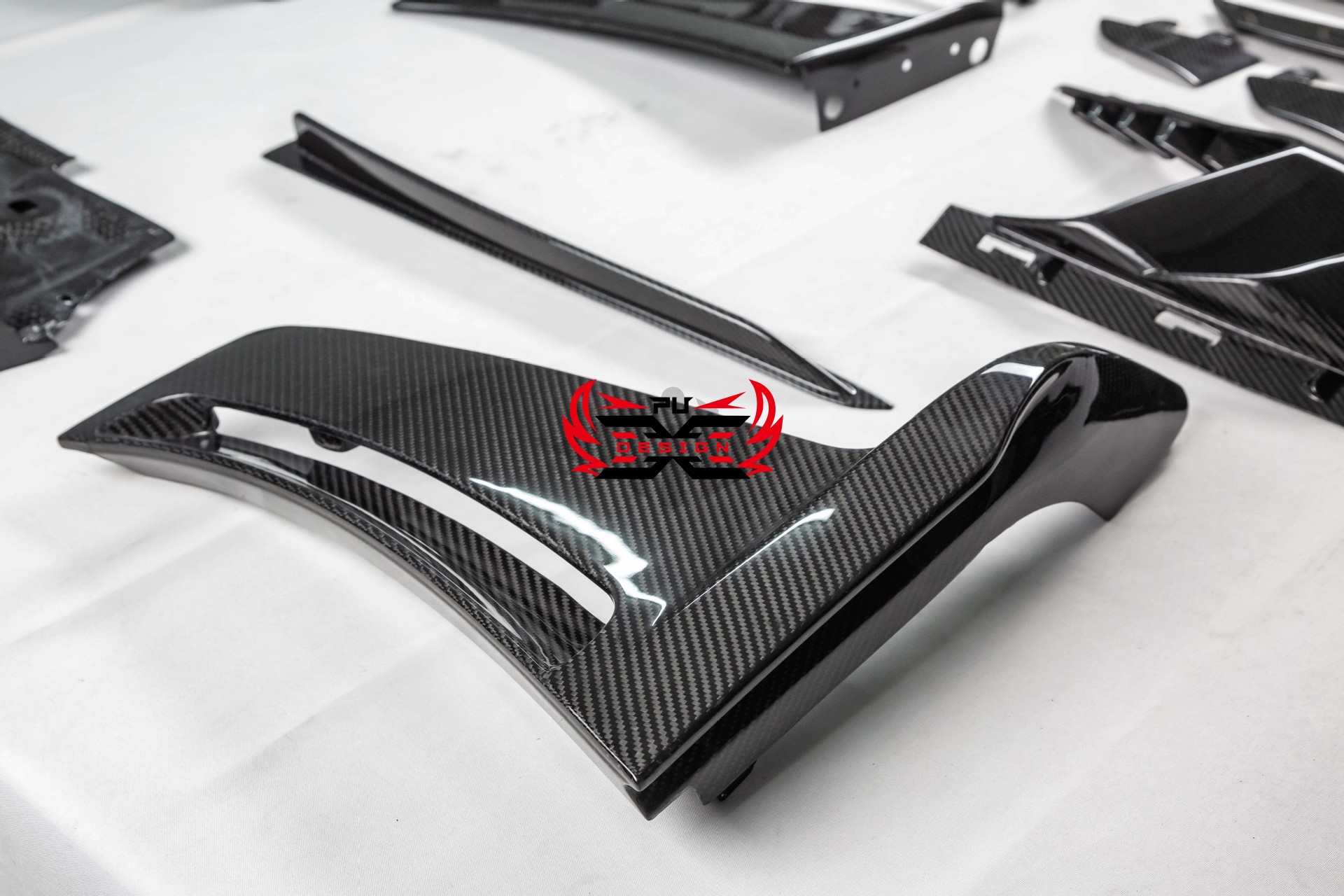 Suitable for Porsche 911 992 GT3RS original dry carbon fiber modification kit, front, middle, rear lip and side skirts