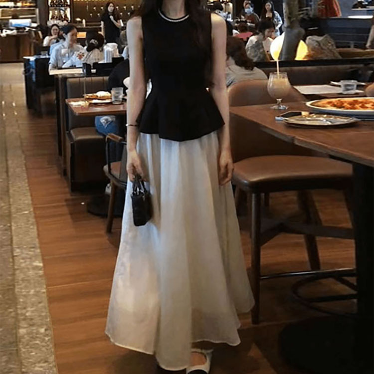 Summer Clothes Are Matchinged with Elegant Outfits. a Complete Set of Korean Salt-Based Light and Mature Two-Piece Skirts Are Popular This Year