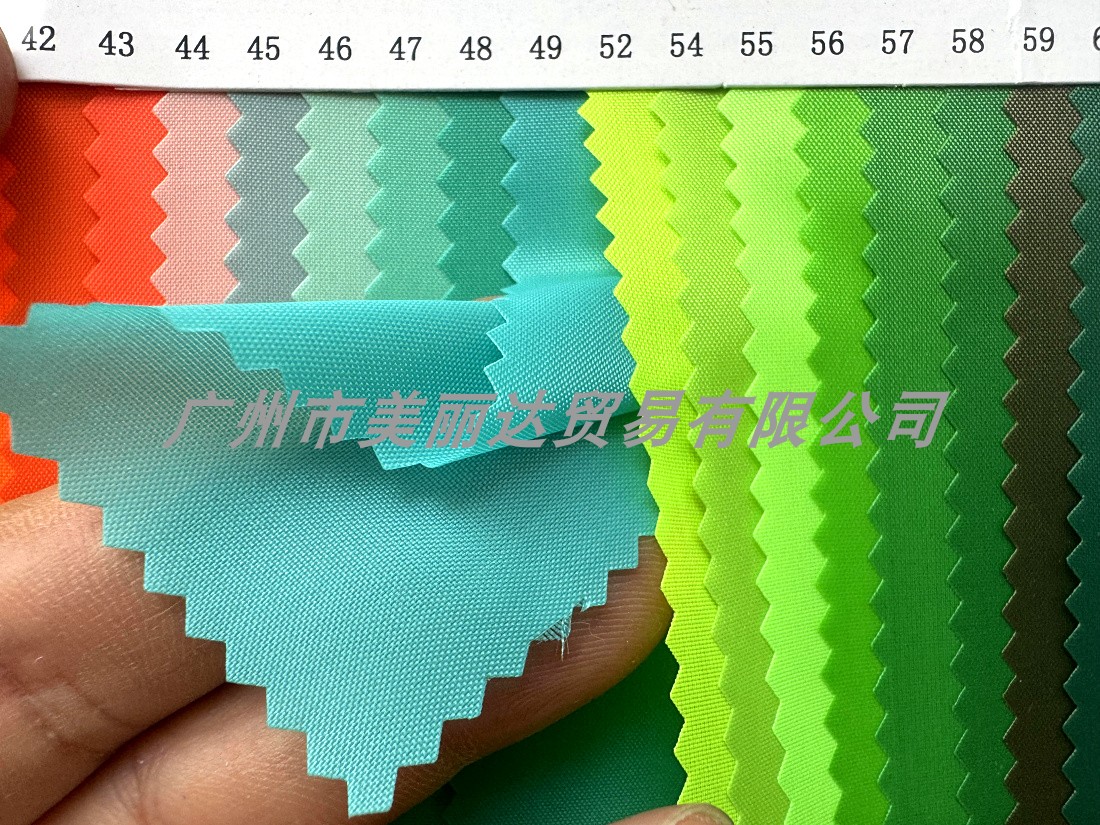 用于手袋背包箱包等结实耐用平滑薄款190T里布平纹涤纶牛津布料