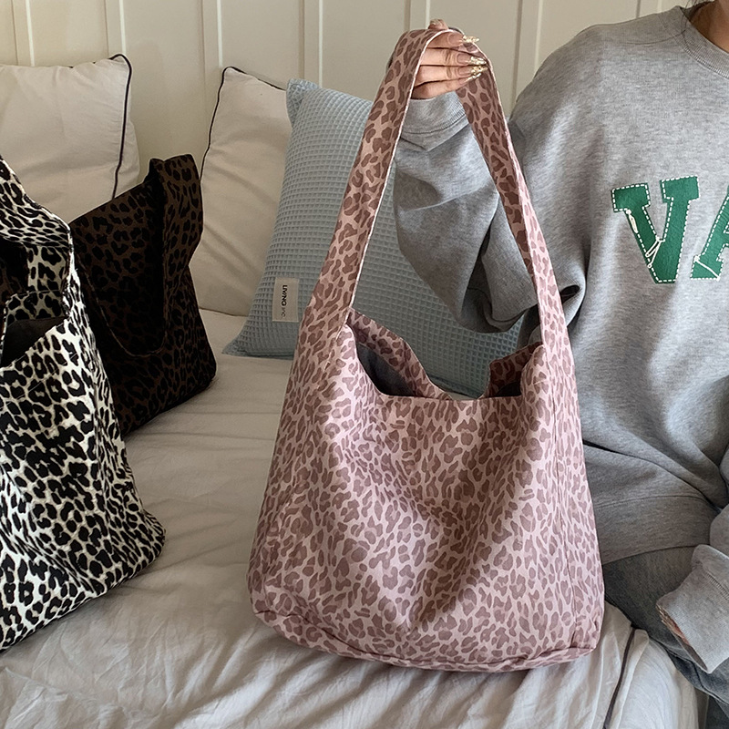 Bolsa de lona portátil, nuevo estilo coreano de patrón de leopardo, nicho casual, bolso de hombro de gran capacidad.