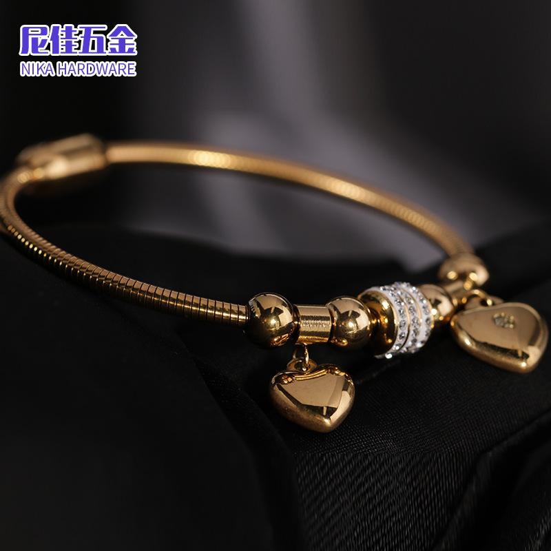Pulsera magnética de acero de titanio con corazón de melocotón, diseño de lujo ligero y brillo elegante