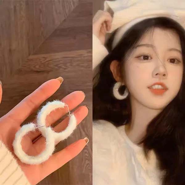 Autumn and Winter Plush Ear Ring 2023 New Fashion Niche Design Sense Earrings Women's High Sense Elegant Earrings Women's Earrings