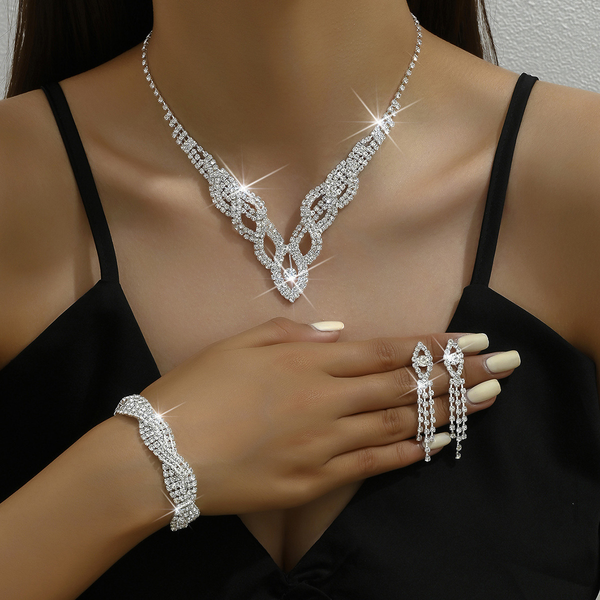 Joyería transfronteriza al por mayor de estilo europeo y americano Boda nupcial hueco completo diamante mujer collar pendientes traje de tres piezas conjunto