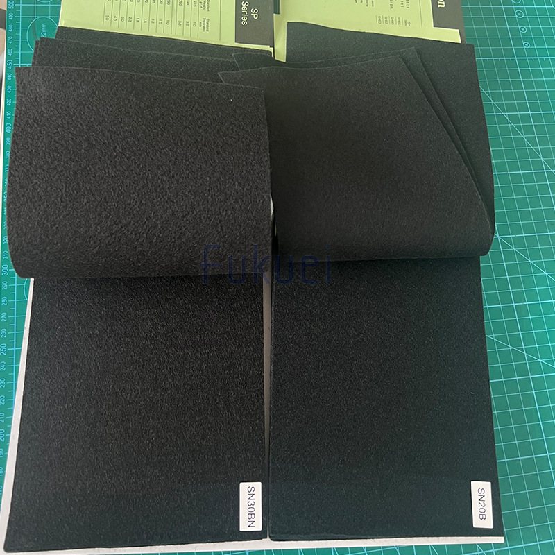 Tela no tejida perforada con aguja negra para decoración de automóviles, aislamiento térmico, techo ignífugo, fábrica de telas no tejidas de fieltro interior al por mayor