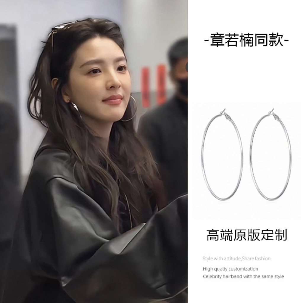 Aguja de plata Pendientes redondos simples europeos y americanos Pendientes de anillo de temperamento de todo fósforo de moda de nicho Pendientes de lujo ligero de alta gama Mujeres