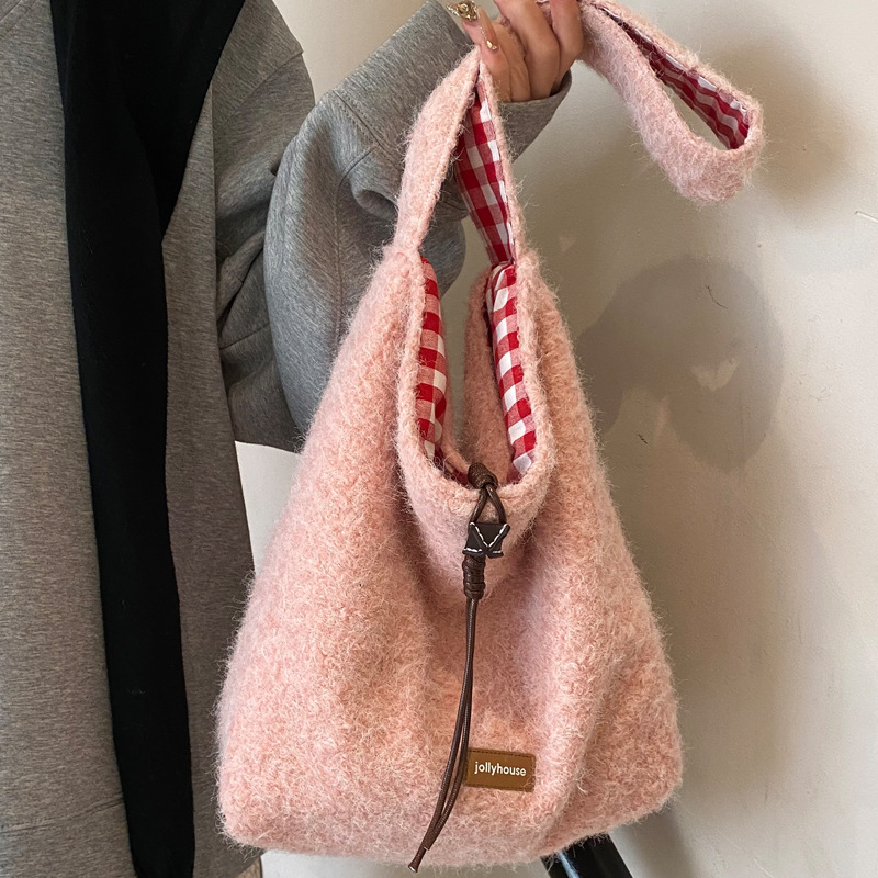 冬季毛毛绒水桶包大容量休闲慵懒风托特包时尚女包上班通勤单肩包