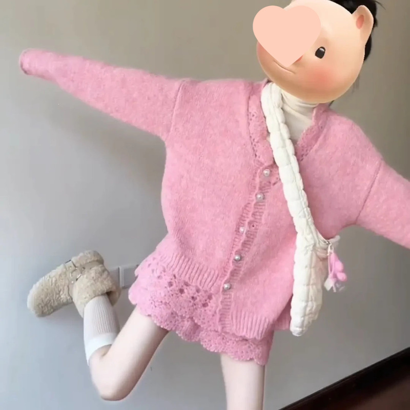 A complete set of new fashionable, sweet, age-reducing, super good-looking knitted cardigan and short skirt two-piece set in pink with tags A complete set of new fashionable, sweet, age-reducing, super good-looking knitted cardigan and short skirt two-piece set in pink with tags