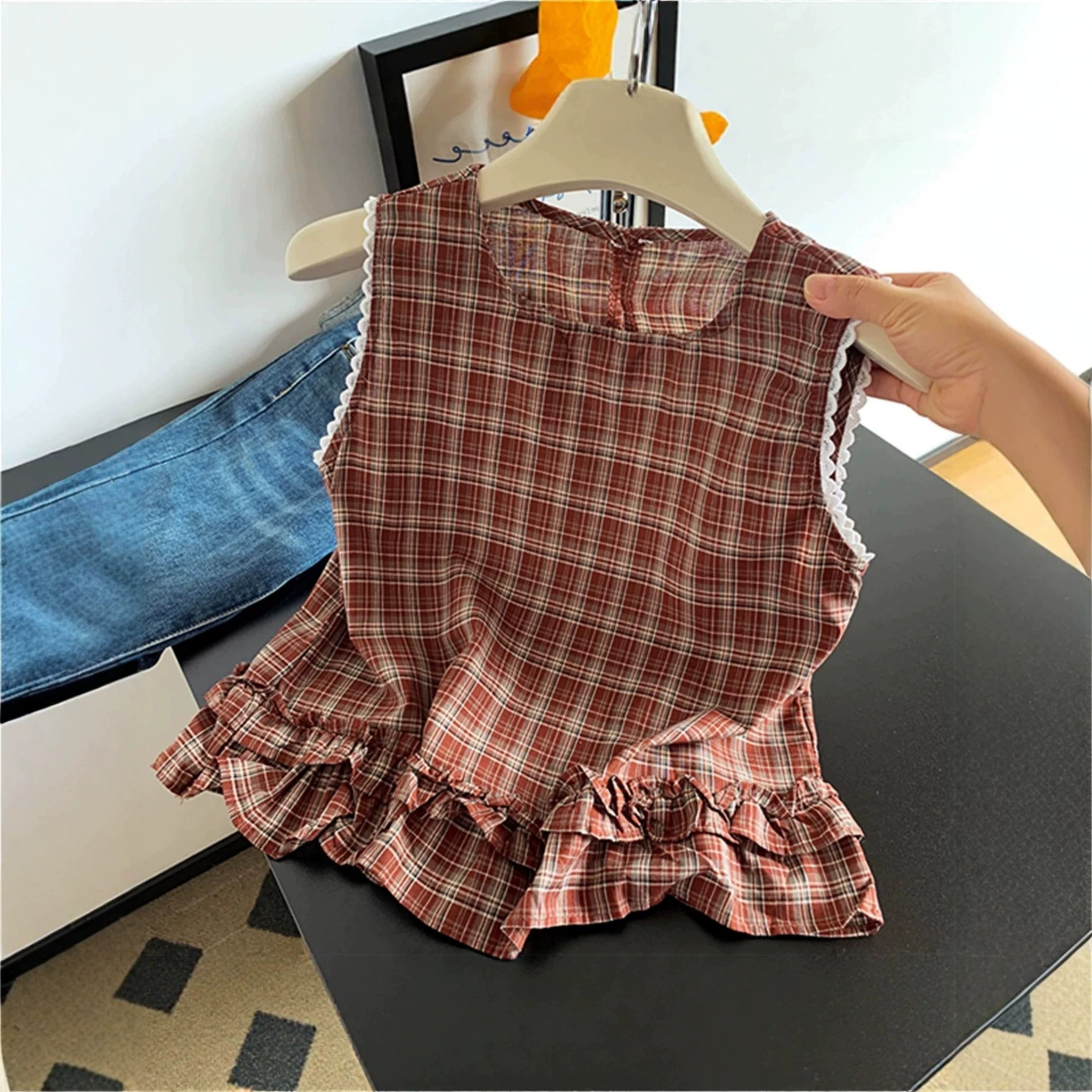 Áo gile nữ không tay họa tiết ô vuông cổ điển viền lá sen — Lưới xám chi tiết 1
