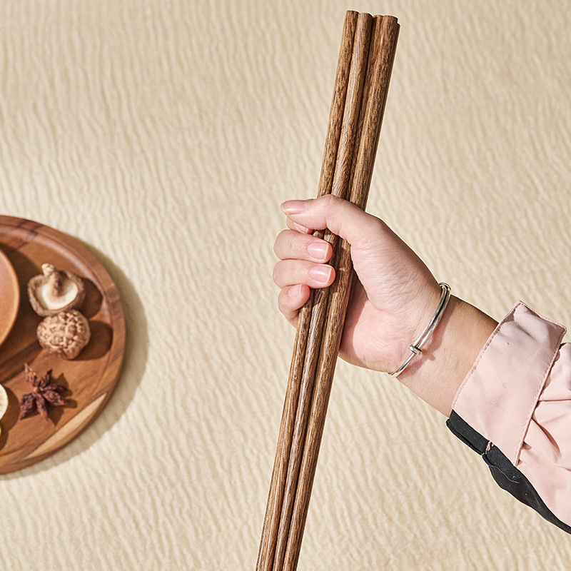 Palillos de olla caliente de madera de ala de pollo Palillos largos Palillos largos de madera de ala de pollo domésticos Palillos masculinos antiescaldados fritos Palillos de madera al por mayor