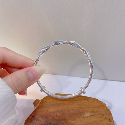 New Mobius twisted bracelet for women, undulating lines, shiny, simple plain rings, high-end girlfriend bracelets, bracelets