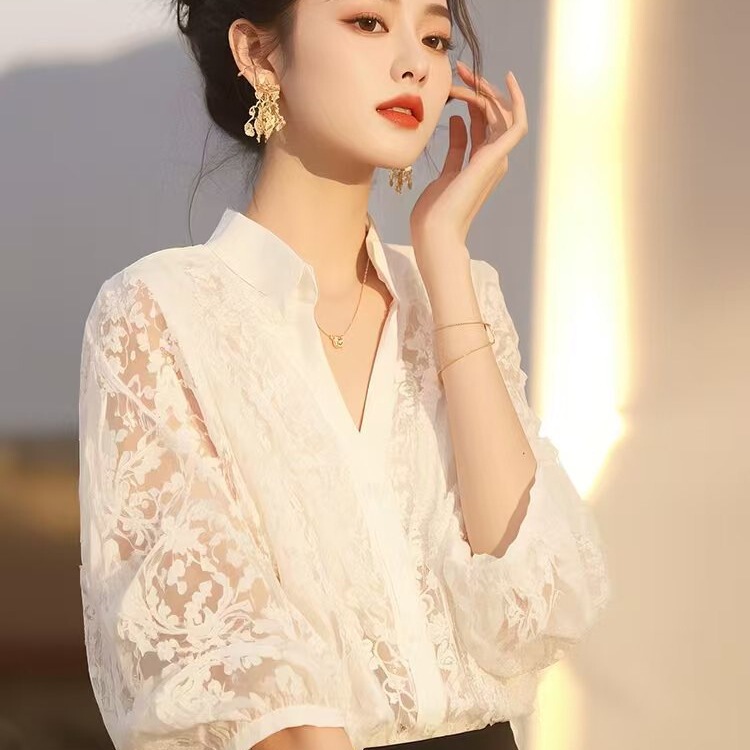 This year's popular chic top light luxury super good-looking age-reducing foreign style white lace shirt spring