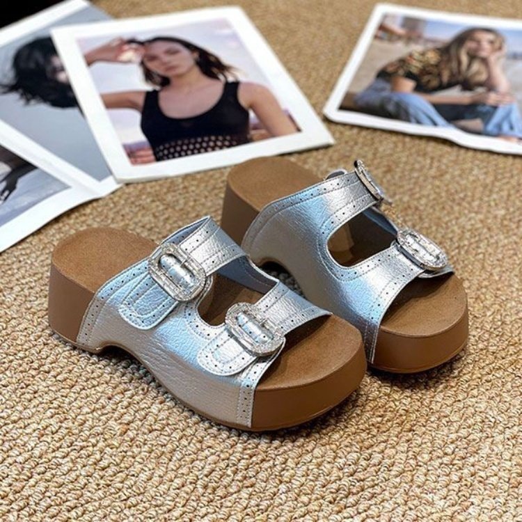 2026 zapatillas de verano para mujeres anti-deslizante de moda explosiva casual de playa zapatillas frías