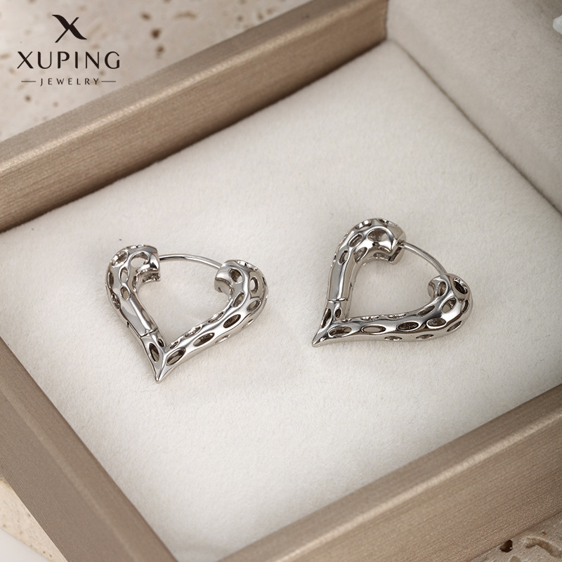 Joyería de Xupe nuevo agujero pendientes encantadores para las mujeres Corea del Sur moda en forma de corazón de alto grado temperamento pendientes joyería al por mayor
