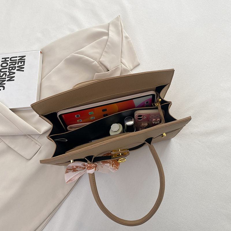 Decoración de bolso retro europeo y americano, bolso tote Kelly de gran capacidad y lujo ligero para mujer, nuevo estilo 2025, simple y versátil, estilo coreano.