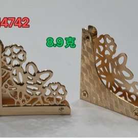 压铸厂五金批发手袋装饰花纹漏空包角底部螺丝浅金色金属锌合金