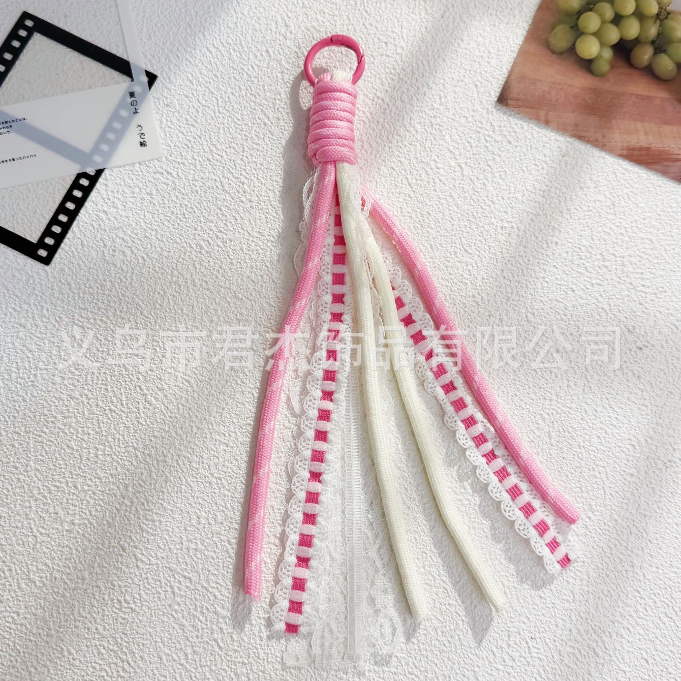 編みカバンのストラップの螺旋の結び紐のiuは鍵のボタンのネットの赤い色の結びの縄の装飾の部品を結びます。