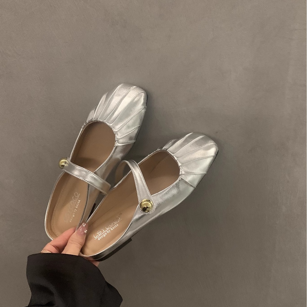 Zapatos de plata primavera y verano para mujer estilo caliente Baotou medio trapeador para llevar 2024 nuevas sandalias Mary Jane con falda zapatos individuales