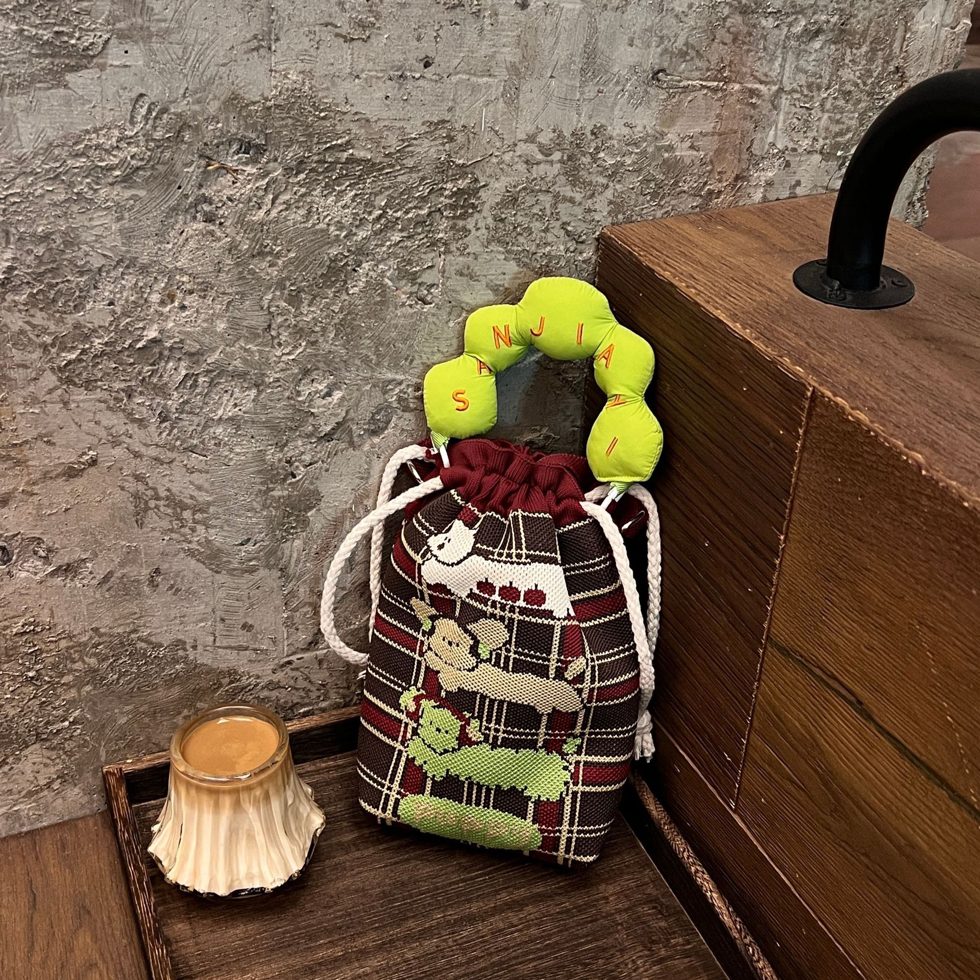 Red grid apple dog + green handle
