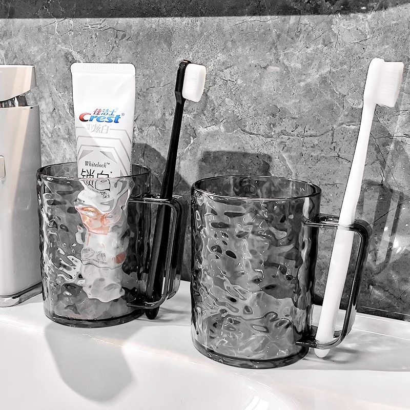 Taza de enjuague de agua ondulada doméstica con mango, taza de cepillo de dientes de alto valor visual, taza de plástico transparente portátil para inodoro