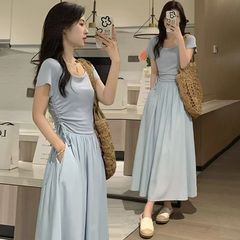 方襟の青い半袖のワンピースの女性の夏の小さい背の高級感の韓国版は簡単に縄を引いて腰を収めてやせている長いスカートを現します。