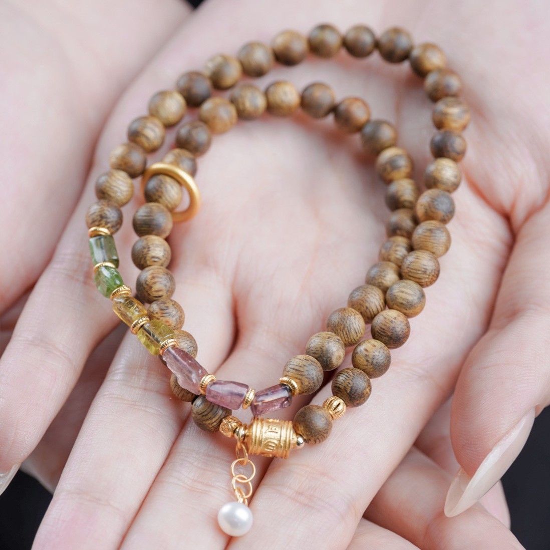 Agarwood bracelets have fragrance and support identification