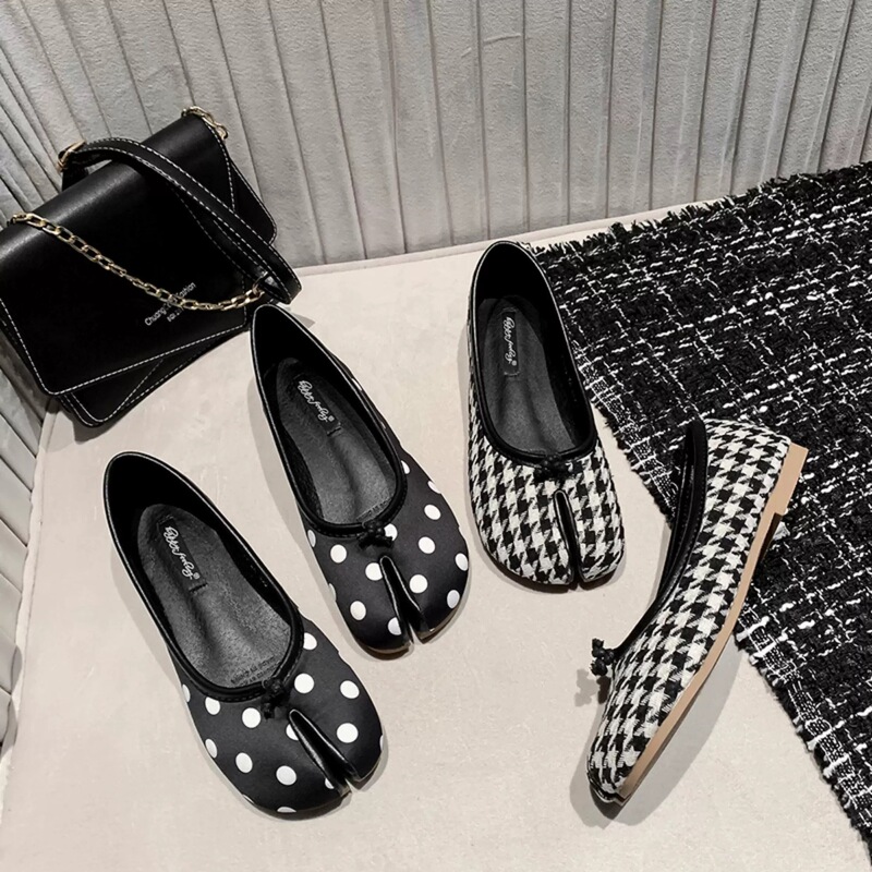 Korean Style Split-Toe Shoes, Pig's Hoof and Sheep's Hoof Design, Cute and Quirky Casual Canvas Shoes, Versatile Single Shoes for Women, Korean Flat Shoes Korean Style Split-Toe Shoes, Pig's Hoof and Sheep's Hoof Design, Cute and Quirky Casual Canvas Shoes, Versatile Single Shoes for Women, Korean Flat Shoes
