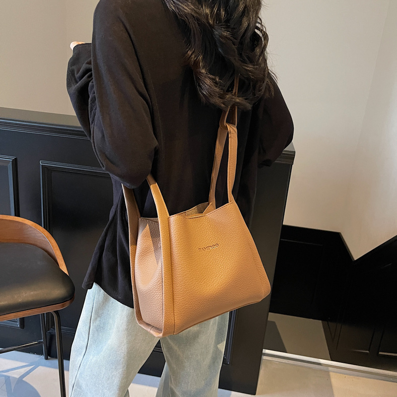 Bolsos de moda de nicho retro para mujer 2025 verano nuevo bolso de mensajero bolso de cubo de moda de alta gama bolso de hombro
