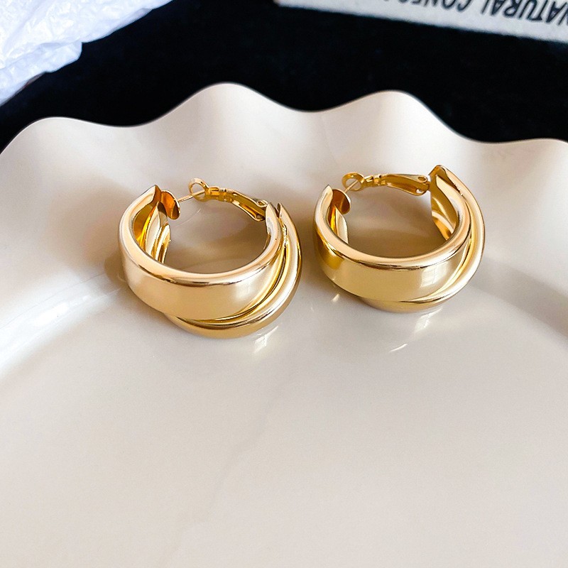 Pendientes en forma de C de anillo de múltiples capas europeas y americanas Pendientes de diseño de nicho simple femenino Pendientes de temperamento de moda Lujo ligero Sentido de alta gama