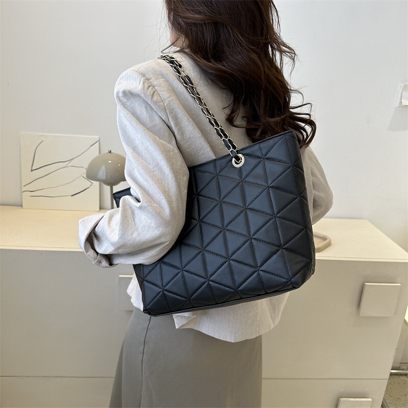 2026 New Style Rhombus Chain Tote Bag, Fashionable Large-Capacity Shoulder Bag, Versatile Commuter Bag for Women, Wholesale 2026 New Style Rhombus Chain Tote Bag, Fashionable Large-Capacity Shoulder Bag, Versatile Commuter Bag for Women, Wholesale