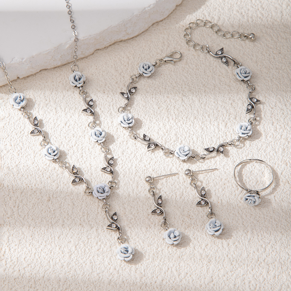 E4421-5 Four-piece set, silver and white floral pattern