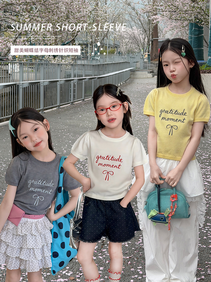 Thin knitted children's cute T-shirt with bow
