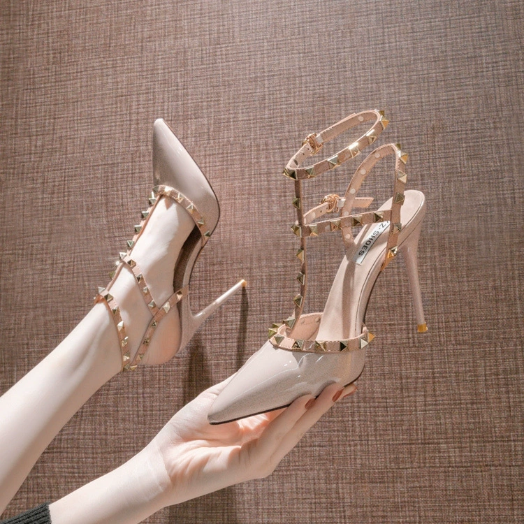 Женские туфли на шпильке с заклепками телесного цвета на высоком каблуке 2023 летние новые сандалии с юбкой Чистая красная сексуальная женская обувь с острым носком