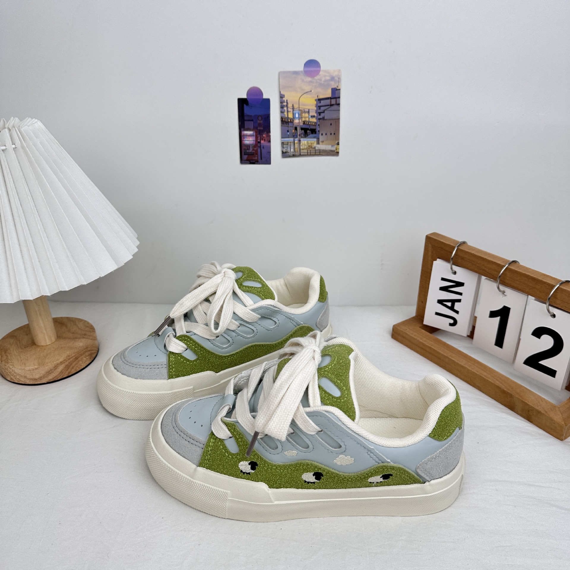 Far Wave 2025 Spring Student Low Colging Shoes Versión coreana de los zapatos de skate de tendencia de todo fósforo Zapatos de lona estilo Hong Kong cabello femenino