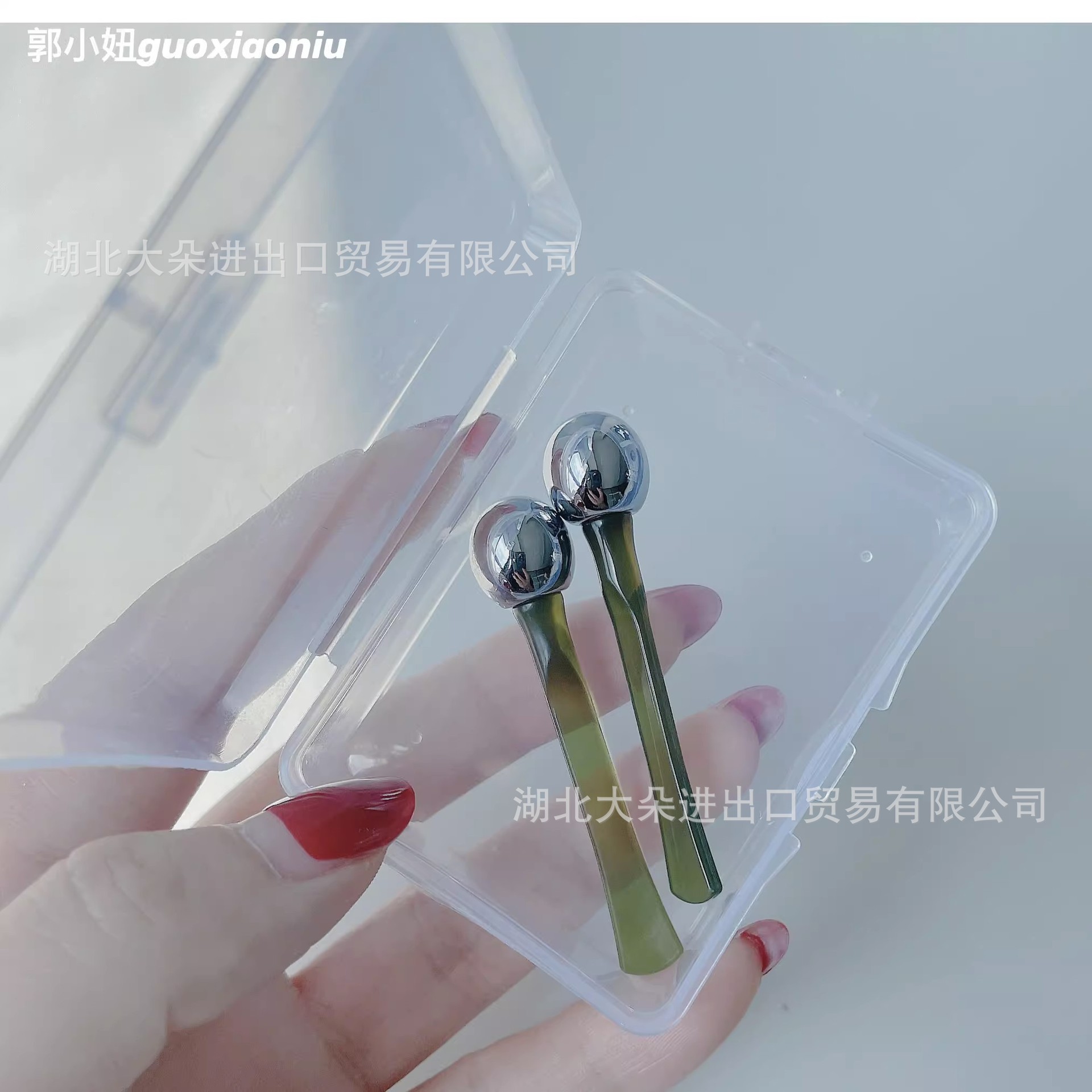 郭小娘の目のマッサージ棒の手動の目のクリームのマッサージ器の美化粧のツールの精華は棒のボールを導入して塗ります。