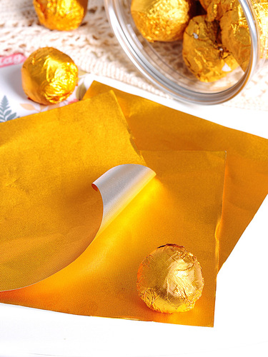 Black sesame ball wrapping paper, golden tinfoil sheet for wrapping chocolate, food grade tinfoil paper, aluminum foil paper, candy wrapper