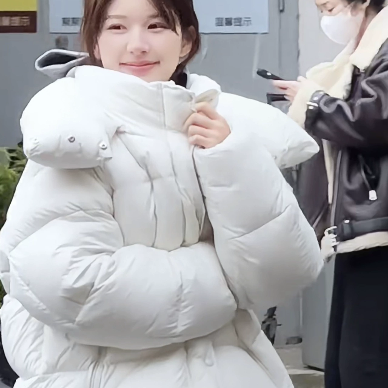 В наличии, новая зимняя элегантная куртка с отложным воротником и молнией в стиле Чжао Луси, 2024 год, на 90% утином пуху, соответствует новым национальным стандартам.