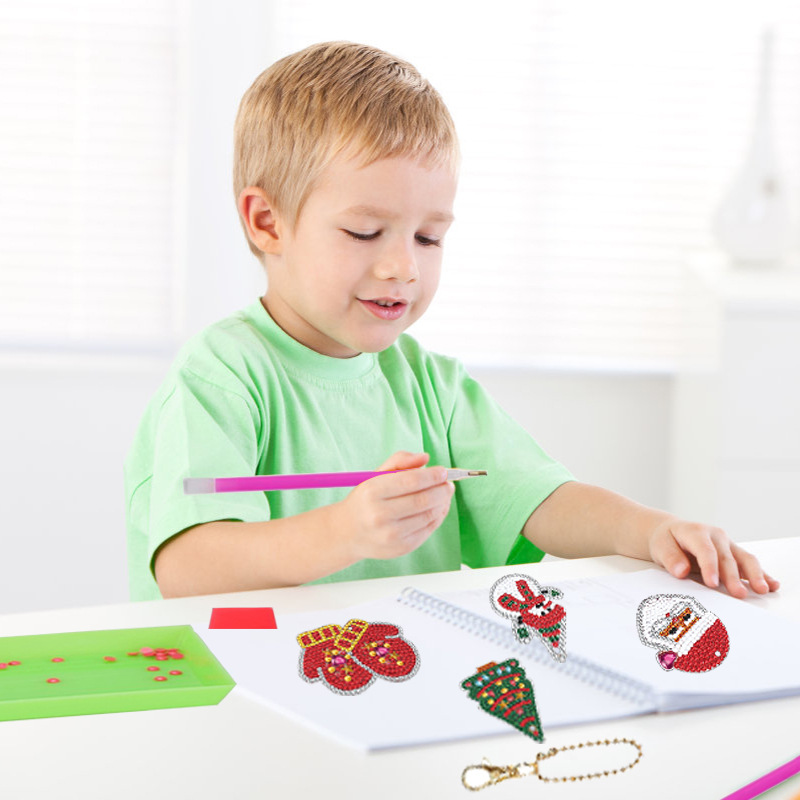 Venta directa de fábrica de accesorios para pintura de diamantes, pegatinas de diamantes DIY, llaveros de PVC acrílico con dibujos animados, disponibles para venta al por mayor.