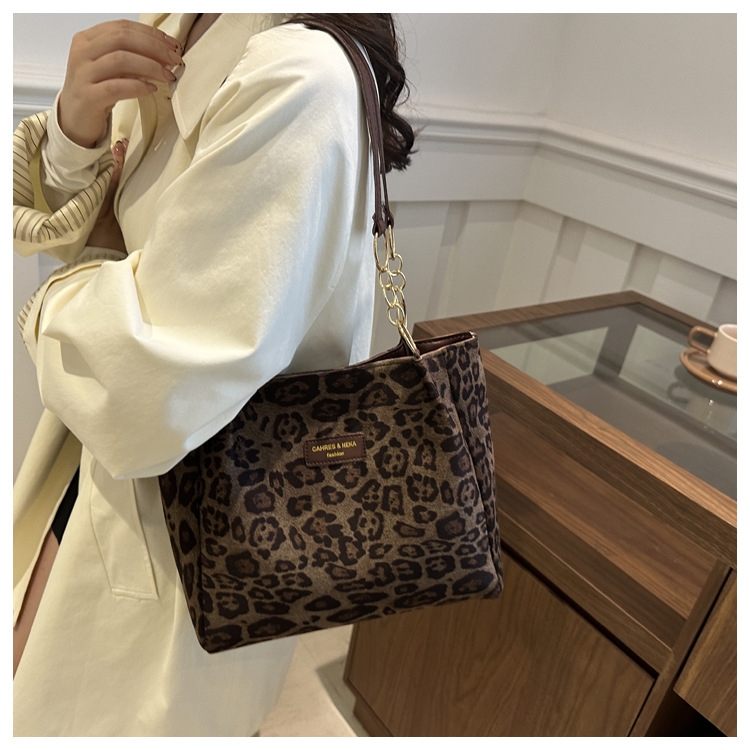 A new velvet leopard print single-shoulder bag and hand-held tote bag for women's casual commuting in autumn and winter 2024 undefined
