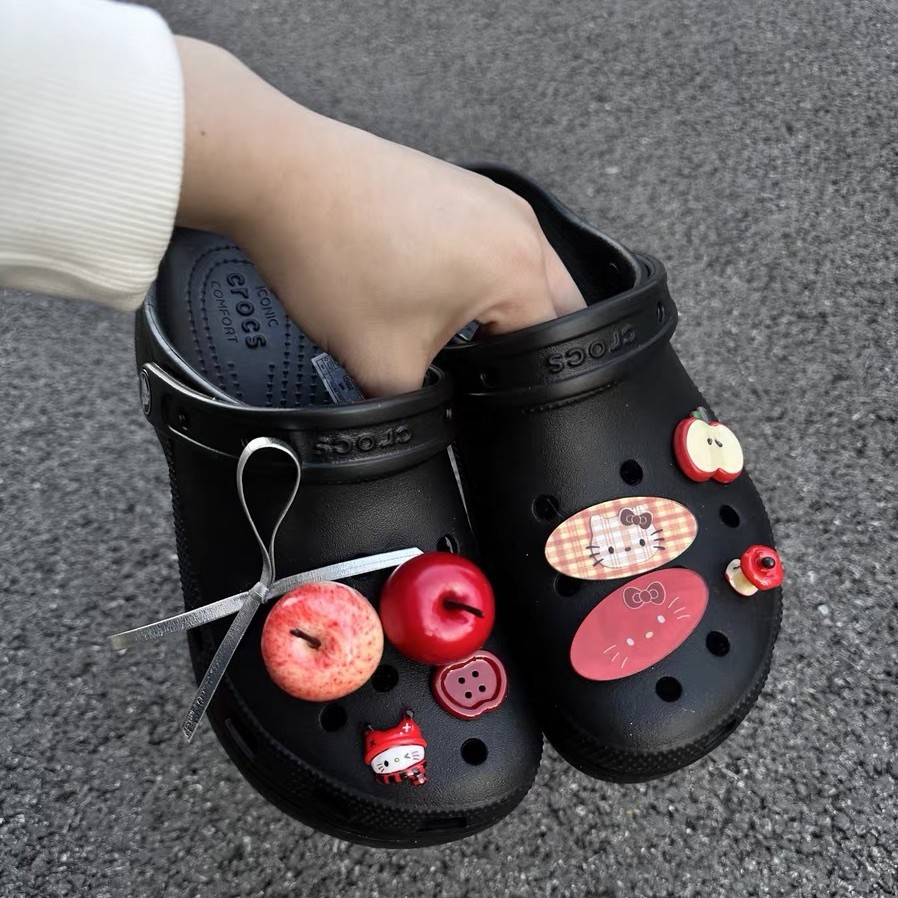 Serie Apple ~ Verano nuevo estilo lindo rojo manzana dibujos animados zapatos con agujeros zapatos flor diy adornos desmontables