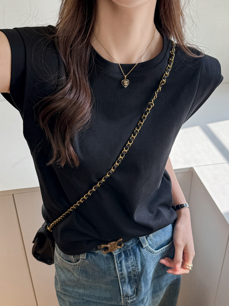 Short sleeve T-shirt with a round collar for leisure sleevless