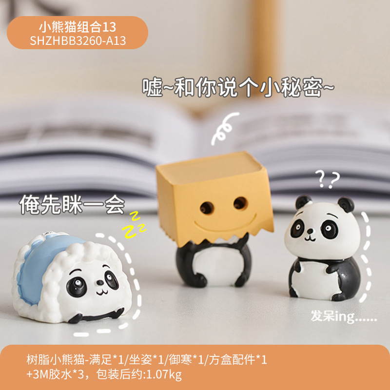 パンダのパソコンは腹ばいになってオフィスのデスクトップの装飾品を飾っています。|undefined