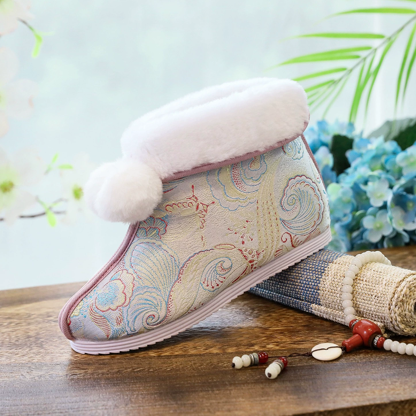 Новые короткие сапоги ткацкие атласные зимние хлопчатобумажные туфли плюс бархатные туфли с вышитым принтом снежные сапоги женские хлопчатобумажные туфли атласные шарики
