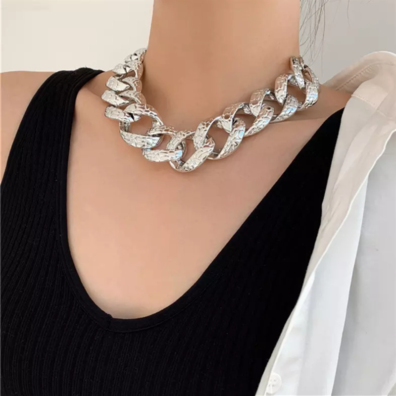 Gargantilla cuban con textura de ondas collar elegante_voghion.com