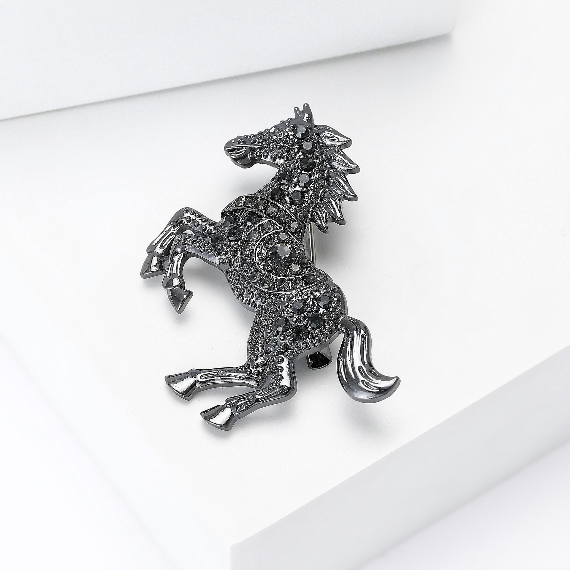 Hot-Selling Fashionable Light Luxury Retro Enamel Horse Rhinestone Brooch Versatile Anti-Exposure Clothing Accessory Pin