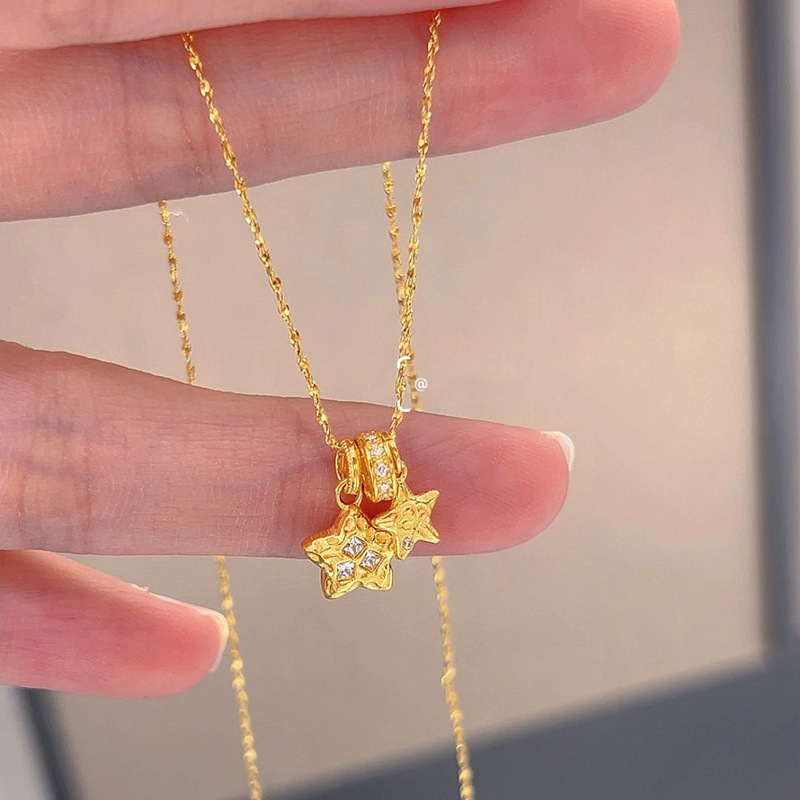 With a forged pattern fashionable golden necklace